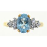 AN AQUAMARINE AND DIAMOND RING IN 18CT GOLD, LONDON 1991, 2.45G, SIZE I