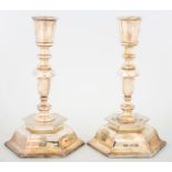 A PAIR OF EDWARD VII HEXAGONAL SILVER CANDLESTICKS, CRESTED, 17.5CM H, LONDON 1907, LOADED
