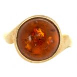 AN AMBER RING IN 9CT GOLD, SHEFFIELD 1993, 5.5G, SIZE R++GOOD CONDITION