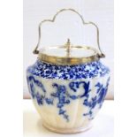 AN EPNS MOUNTED JAMES MACINTYRE AND CO FLOW BLUE BISCUIT BARREL AND COVER, 14CM H EXCLUDING