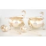 A PAIR OF GEORGE VI SILVER SAUCE BOATS, 9.5CM H, LONDON 1941 AND A PAIR OF SILVER SAUCE LADLES,