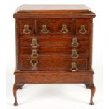 A MINIATURE 'AMERICAN CHIPPENDALE' STYLE MAHOGANY CHEST ON STAND WITH PANELLED SIDES, 25CM H