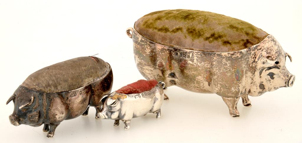 THREE EDWARD VII SILVER PIG NOVELTY PIN CUSHIONS, LARGEST 11CM L, ALL BIRMINGHAM, 1903 AND 1907