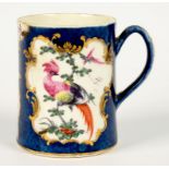 A WORCESTER SCALE BLUE GROUND MUG, PAINTED WITH PANELS OF BIRDS AND INSECTS, 8.5CM H, FRETTED SQUARE