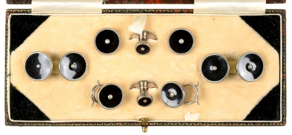 AN ART DECO WHITE METAL, BLACK ONYX AND SPLIT PEARL GENTLEMAN'S DRESS SET, 11.7G, BOXED++GOOD