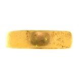 A 22CT GOLD WEDDING RING, LONDON 1915, 4.6g, SIZE N++BUILD UP OF DIRT AND GRIME TO HOOP