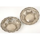 A PAIR OF VICTORIAN PIERCED SILVER SWEETMEAT DISHES, 9CM D, LONDON 1898, 1OZ 12DWTS