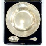A GEORGE V SILVER CHILD'S DISH AND SPOON, WITH CELTIC REVIVAL DECORATION, DISH 18CM D, LONDON