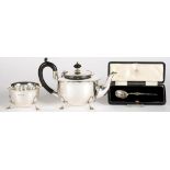A GEORGE V SILVER TEAPOT AND SUGAR BOWL, TEAPOT 12CM H, SHEFFIELD 1933 AND A SILVER APOSTLE SPOON,