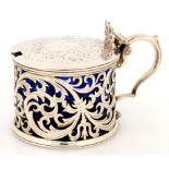 A VICTORIAN PIERCED SILVER MUSTARD POT WITH ANTHEMION THUMBPIECE, BLUE GLASS LINER, 6.5CM H,