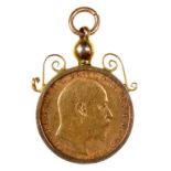 GOLD COIN. HALF SOVEREIGN 1910, MOUNTED IN A GOLD PENDANT, MARKED 9CT, 5.25G