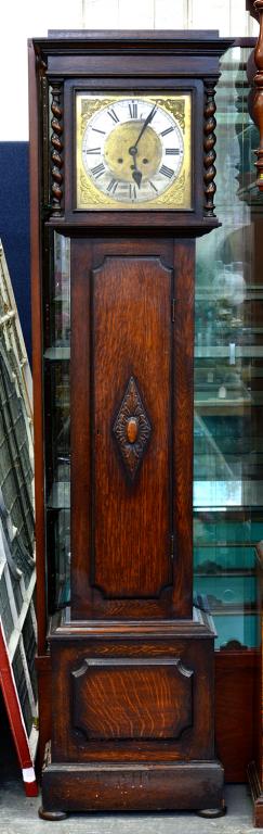 AN OAK LONGCASE CLOCK IN EARLY 18TH C ENGLISH STYLE, THE BRASS DIAL WITH MATTED CENTRE AND