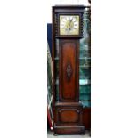 AN OAK LONGCASE CLOCK IN EARLY 18TH C ENGLISH STYLE, THE BRASS DIAL WITH MATTED CENTRE AND