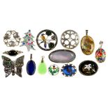 MISCELLANEOUS ENAMELLED AND GEM SET SILVER PENDANTS AND BROOCHES, 100G