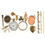 MISCELLANEOUS GOLD JEWELLERY AND OTHER ARTICLES, TO INCLUDE A 9CT GOLD LOCKET, BIRMINGHAM 1947, A