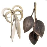 IVAN TARRATT. A SILVER LEAVES BROOCH, 61MM, MARK OF GEORGE TARRATT LIMITED, BIRMINGHAM 1967 AND A