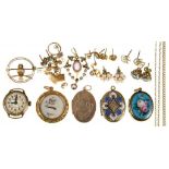 MISCELLANEOUS GOLD JEWELLERY, TO INCLUDE AN AMETHYST AND SPLIT PEARL PENDANT, MARKED 9CT, AND AN OWL