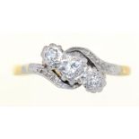 A THREE STONE DIAMOND RING IN GOLD, MARKED 18CT & PLAT, 2.9G, SIZE L++GOOD CONDITION