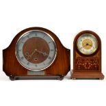 AN INLAID MAHOGANY MANTEL TIMEPIECE, THE FRENCH MOVEMENT WITH ENAMEL CHAPTER RING, 22.5CM H, C1905