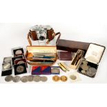 A VOIGTLANDER VITO B CAMERA IN LEATHER CASE, A COLLECTION OF VINTAGE PARKER AND OTHER FOUNTAIN PENS,