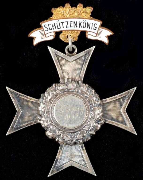 A CONTINENTAL SILVER SHOOTING PRIZE CROSS THE CENTRE ENGRAVED KONIG 1933, A GILTMETAL AND ENAMEL