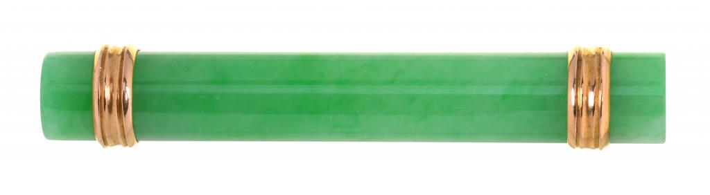 A JADEITE BATON BROOCH, C1930 in gold, 44mm, marked K 18 (twice), 7.3g++Not chipped and of good