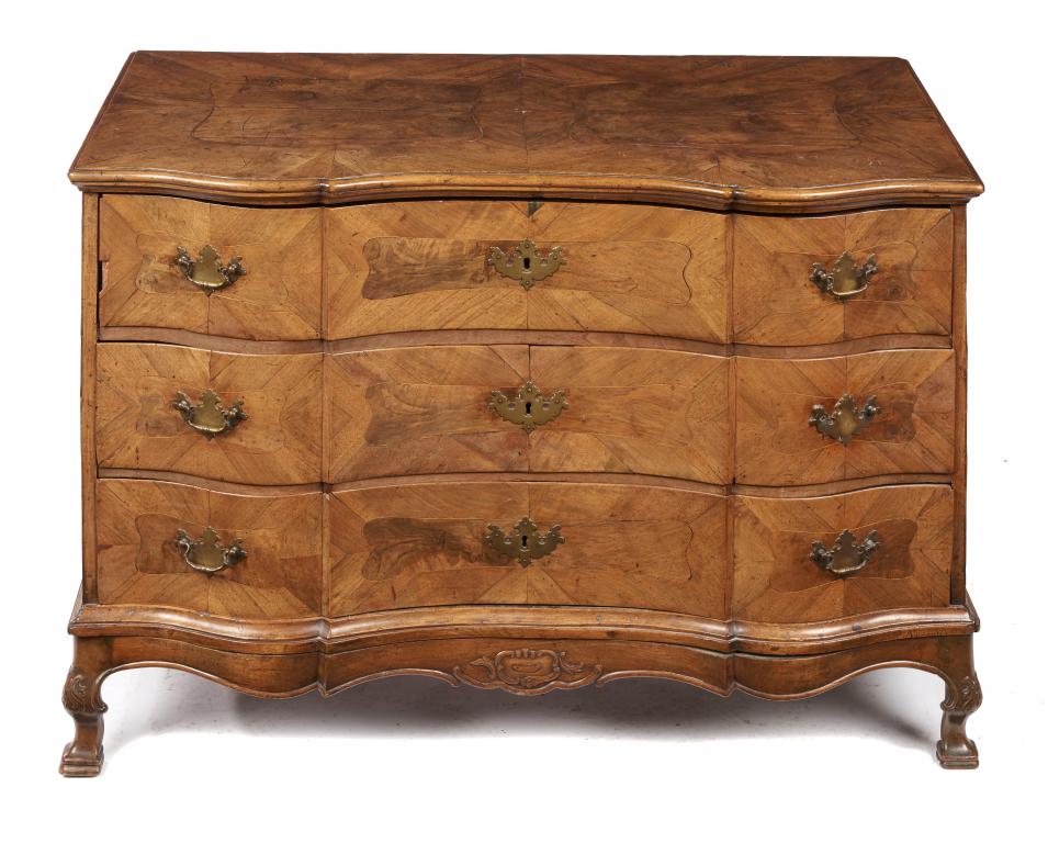 A SOUTH GERMAN SERPENTINE WALNUT COMMODE, MID 18TH C the quarter veneered top, sides and drawers