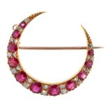 A VICTORIAN RUBY AND DIAMOND CRESCENT BROOCH, C1900 in gold, 34mm, 6.7g++Good condition