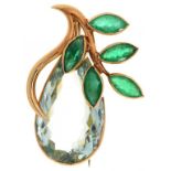 AN UNUSUAL PEAR SHAPED AQUAMARINE AND LEAF SHAPED EMERALD BROOCH PENDANT in 9ct gold, 42mm,