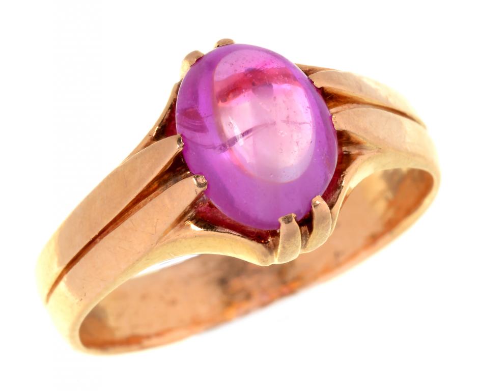 A RUBY CABOCHON RING in gold, 6g, size P++Under 10x magnification ruby with slight surface scratches