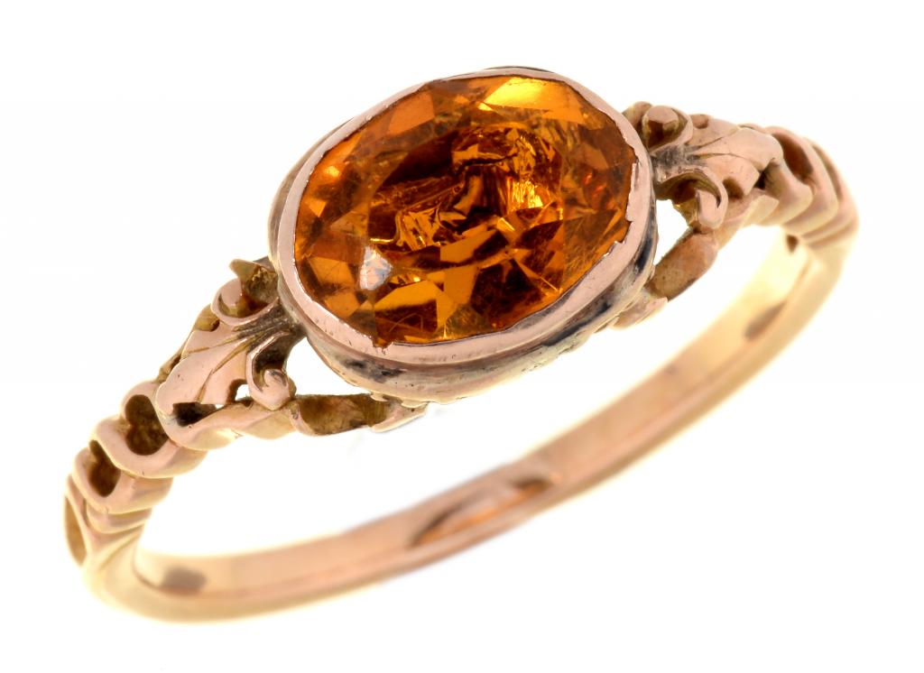 A GEORGIAN CITRINE RING, EARLY 19TH C in gold with pierced shoulders and fluted hoop, 2.6g, size