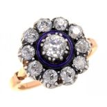 A DIAMOND CLUSTER RING, LATE 19TH/EARLY 20TH C with old cut diamonds, the largest separated by mauve