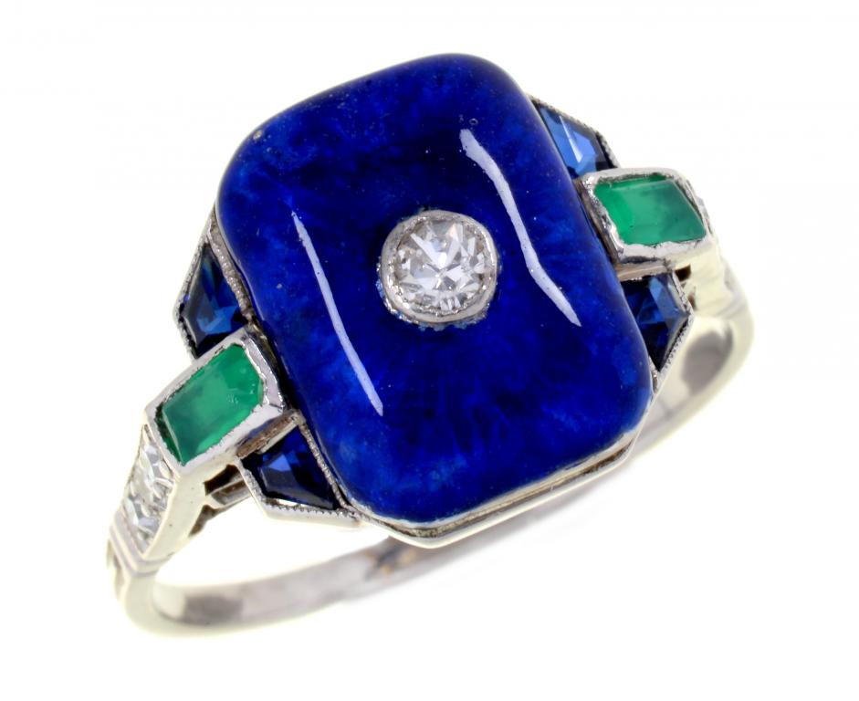 AN ART DECO EMERALD, DIAMOND, SAPPHIRE AND ENAMEL RING, C1930 in platinum, fluted hoop, 5.1g, size