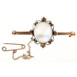 A MOONSTONE BROOCH IN GOLD, UNMARKED, 45 MM L, 5.2G++BUILD UP OF DIRT AND GRIME