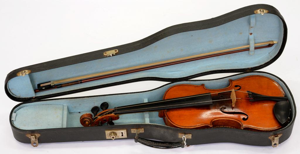 A CHILD'S VIOLIN, MARKED ON BACK BERLIN, LENGTH OF BACK 33CM AND A BOW, CASED