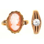 A GEM SET RING IN 9CT GOLD AND A SHELL CAMEO RING IN GOLD, UNMARKED, 5.2G, SIZES J, P ½++GOOD