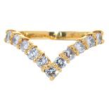 A DIAMOND DART RING IN 18CT GOLD, LONDON 1980, 2.8G