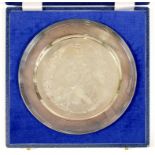 AN ELIZABETH II COMMEMORATIVE SILVER PLATE, 22.5 CM DIAM, BY ROBERTS & DORE, LONDON 1977, BOXED,