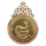 GOLD COIN. KRUGERRAND, SET IN A 9CT GOLD PENDANT, 48CM, 39.2G