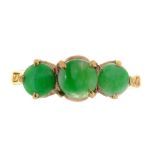 A THREE STONE JADE RING IN GOLD, INDISTINCTLY MARKED, 3G, SIZE K ++TWO CLAW SETTINGS BROKEN