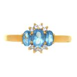 AN AQUAMARINE AND DIAMOND RING IN 18CT GOLD, BIRMINGHAM 2007, 4G, SIZE V++GOOD CONDITION