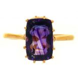 AN AMETHYST RING IN GOLD, UNMARKED, 4.6G, SIZE N ½++GOOD CONDITION