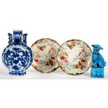 A CHINESE CANTON FAMILLE ROSE VASE, 25CM H, A PAIR OF KUTANI DISHES AND ONE OTHER ITEM