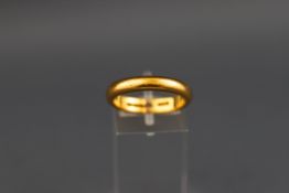 A hallmarked 22ct gold wedding ring. Gross weight: 7.