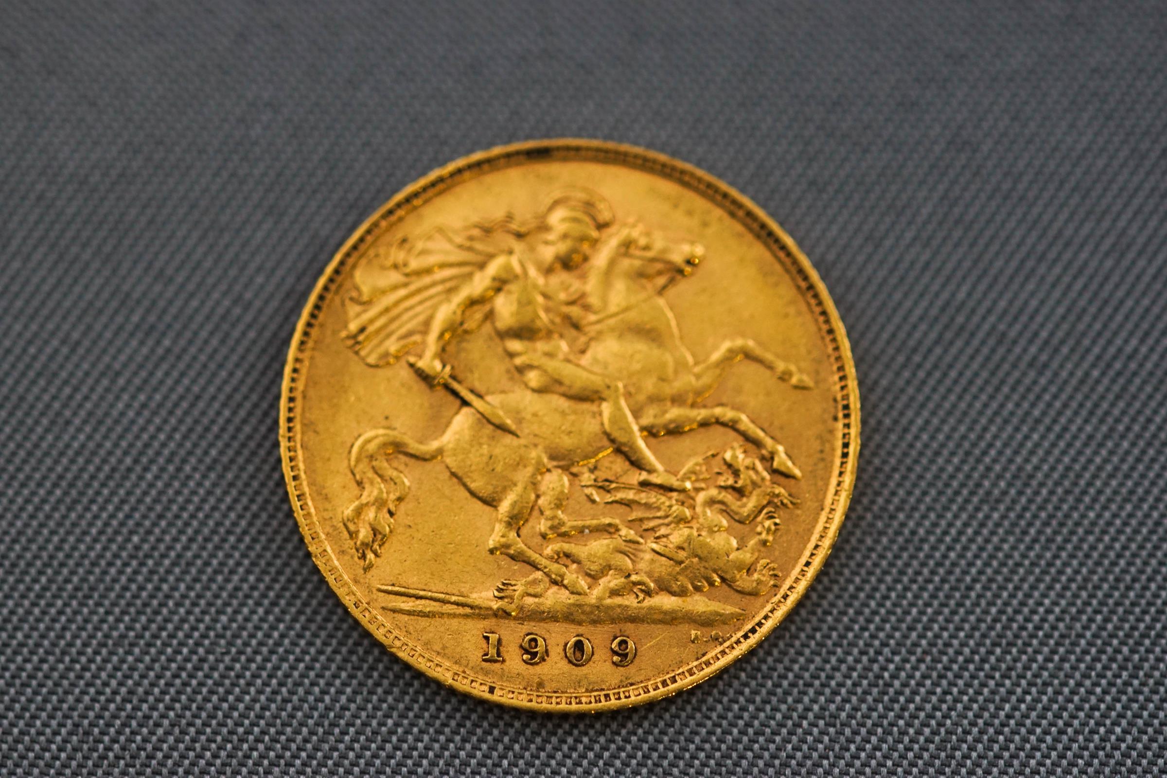 A 1909 Edward VII half-Sovereign coin. 19.3mm diameter 3.