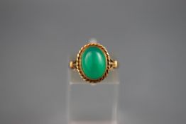 A hallmarked 9ct gold single stone green chalcedony ring. Gross weight: 3.