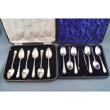 A set of six silver tea spoons and sugar tongs, in original case, London 1905,