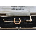 A 9 carat gold hunting crop and horse shoe stock pin, boxed. Hallmarked 9ct gold, Birmingham, 1972.