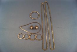 A selection of 9ct gold jewellery to include two pairs of hoop earrings,