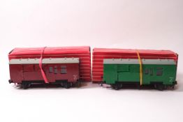 Two Hornby-Dublo horse boxes, 4316 (SR) and 4315 (BR), each with horse,